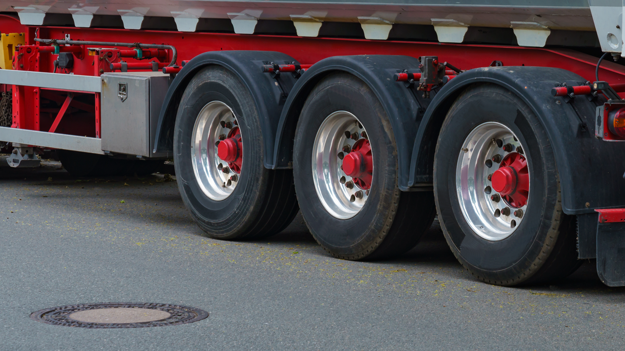 Tandem trailer tires on a commercial truck — why more fleets are switching to retreads in 2026